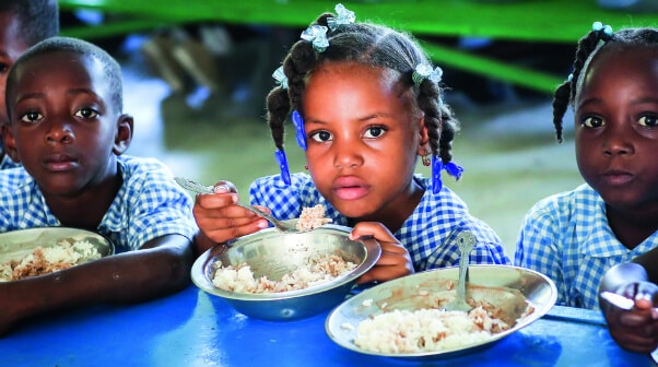 Barn i Haiti äter