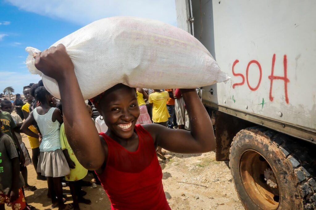 Nu har fler fått hjälp 21 Star of Hope SE Nu har fler fått hjälp flicka med matsack