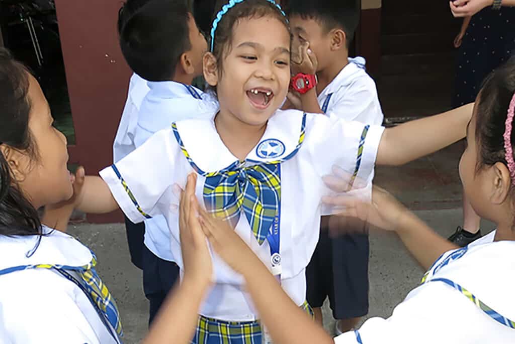 Star of Hope SE Fristad för utsatta flickor lekande flickor low