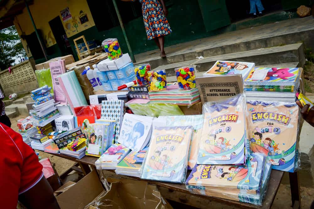 Star of hope Nu räcker skolmaterialet hela läsåret Ghana skolmaterial pa bord