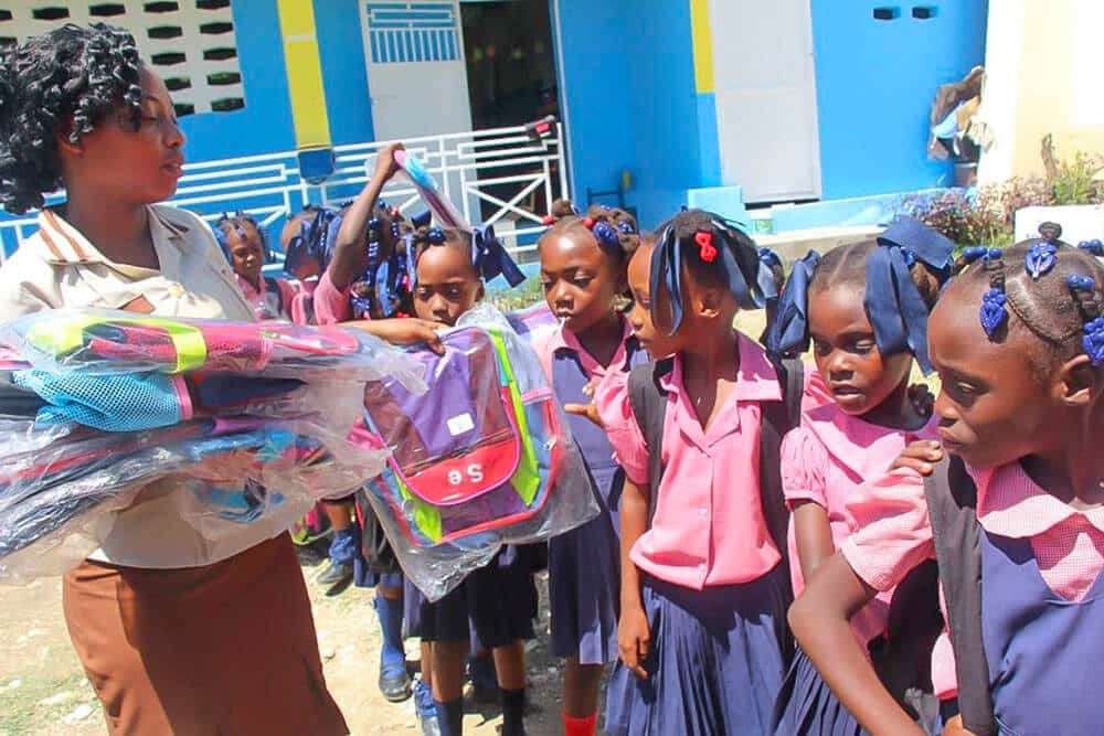Star of Hope Nu räcker skolmaterialet hela läsåret skolmaterial haiti ryggsackar2