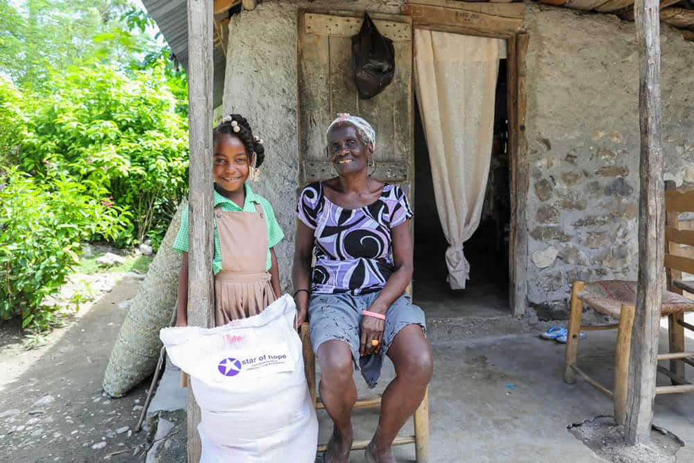 Star of Hope Fleuront i Haiti fleuront och mormor