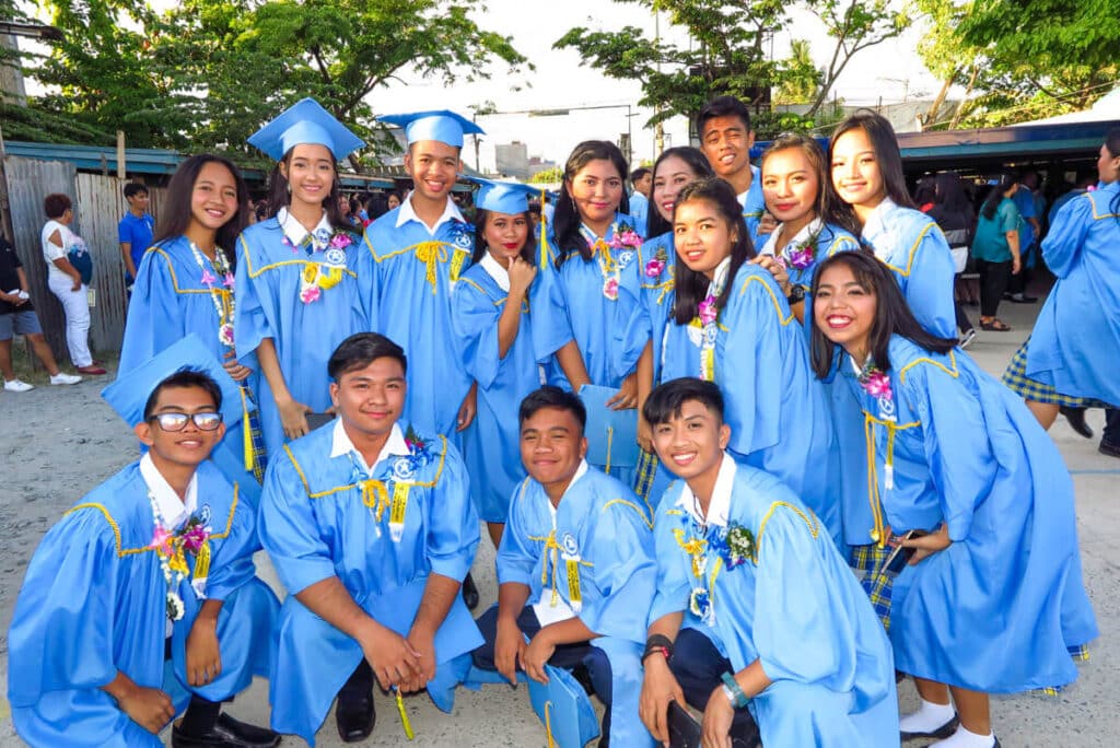 Skolavslutning i Filippinerna 21 Star of Hope SE Skolavslutning i Filippinerna Graduation 1