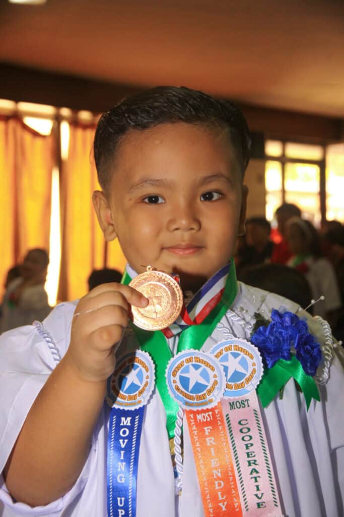 Star of hope Skolavslutning i Filippinerna Graduation 5