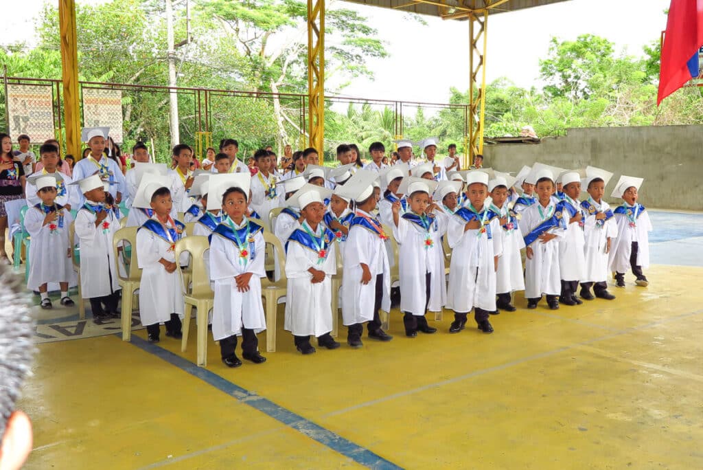 Star of Hope Skolavslutning i Filippinerna Graduation 9