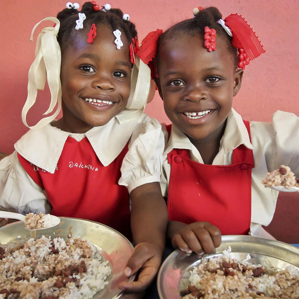 glada barn äter i haiti