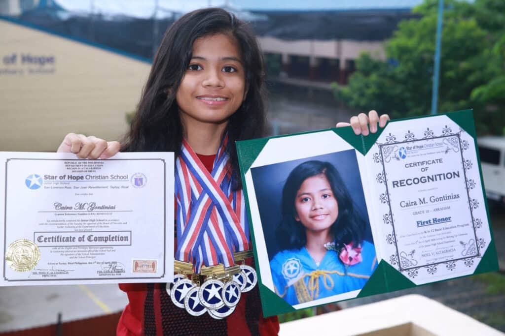 En udda skolavslutning 12 Star of Hope SE En udda skolavslutning Kid 2