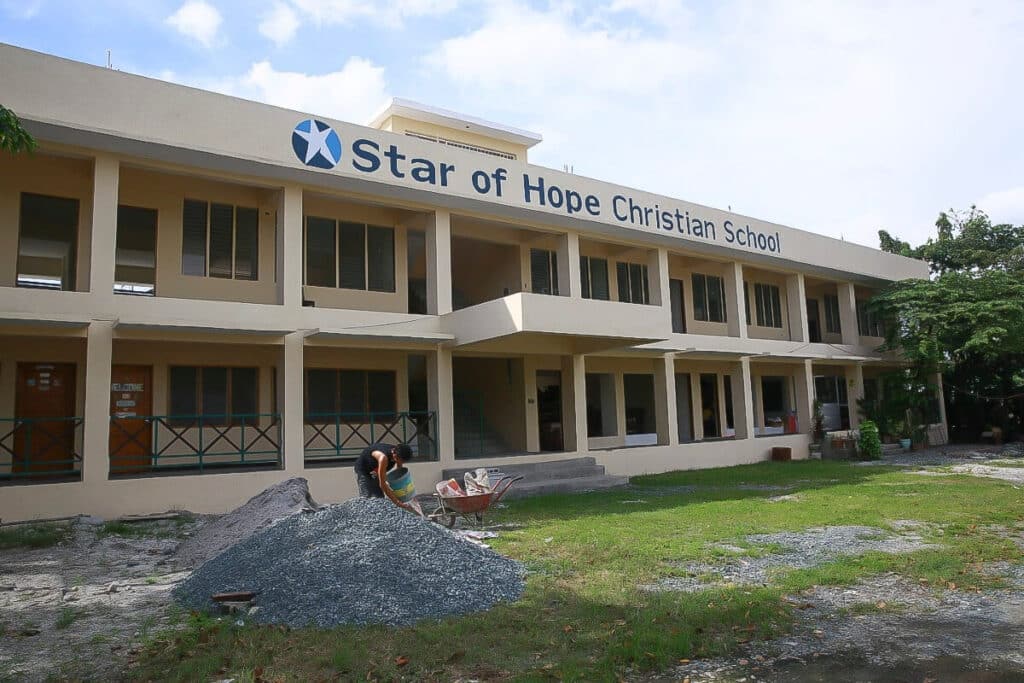 Star of Hope SE Ryan hjälper till Taytay 2