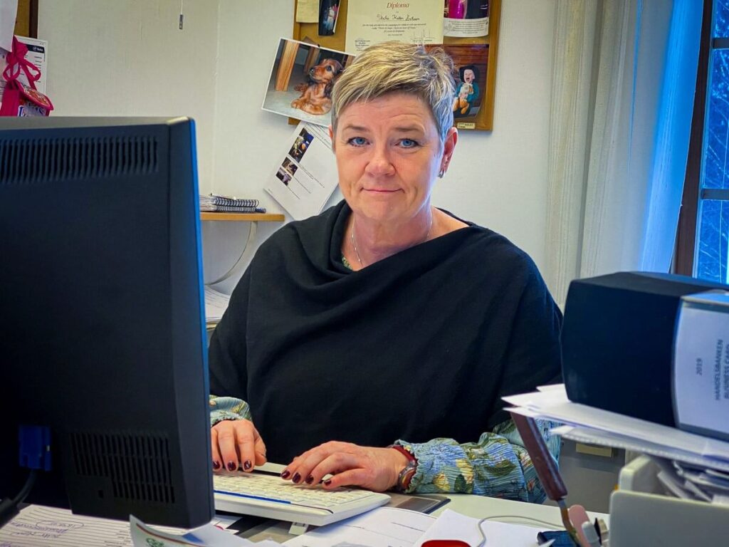 Star of Hope SE Hjälp offren för Haitikatastrofen ulrika bakom skrivbordet