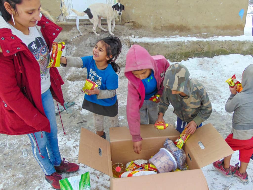 Star of Hope Förnödenheter utdelade i Rumänien Roma small 1