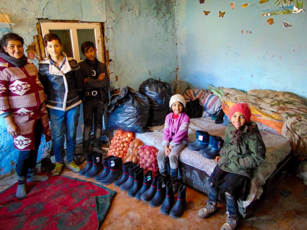 Star of Hope Förnödenheter utdelade i Rumänien Roma small 7