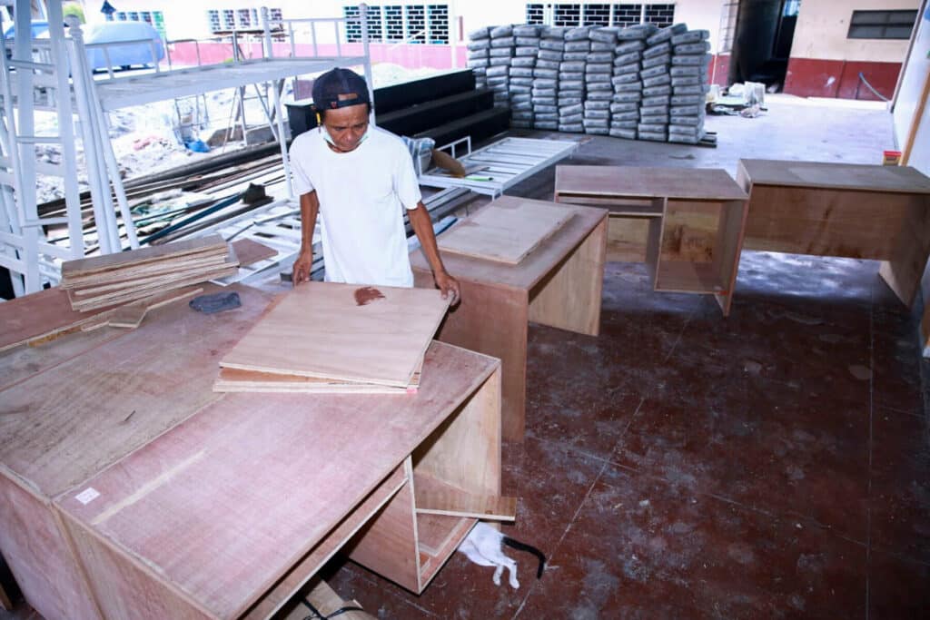 Möbeltillverkning i Filippinerna 44 Star of Hope SE Möbeltillverkning i Filippinerna Taytay 1