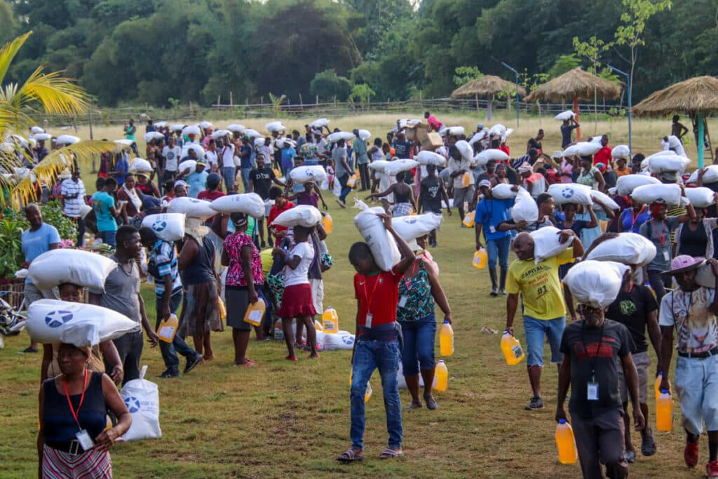 Star of Hope SE 32 ton mat till jordbävningens offer! Cavaillon nov small 009