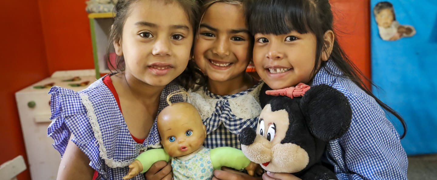 Tre barn från Tobafolket i Argentina
