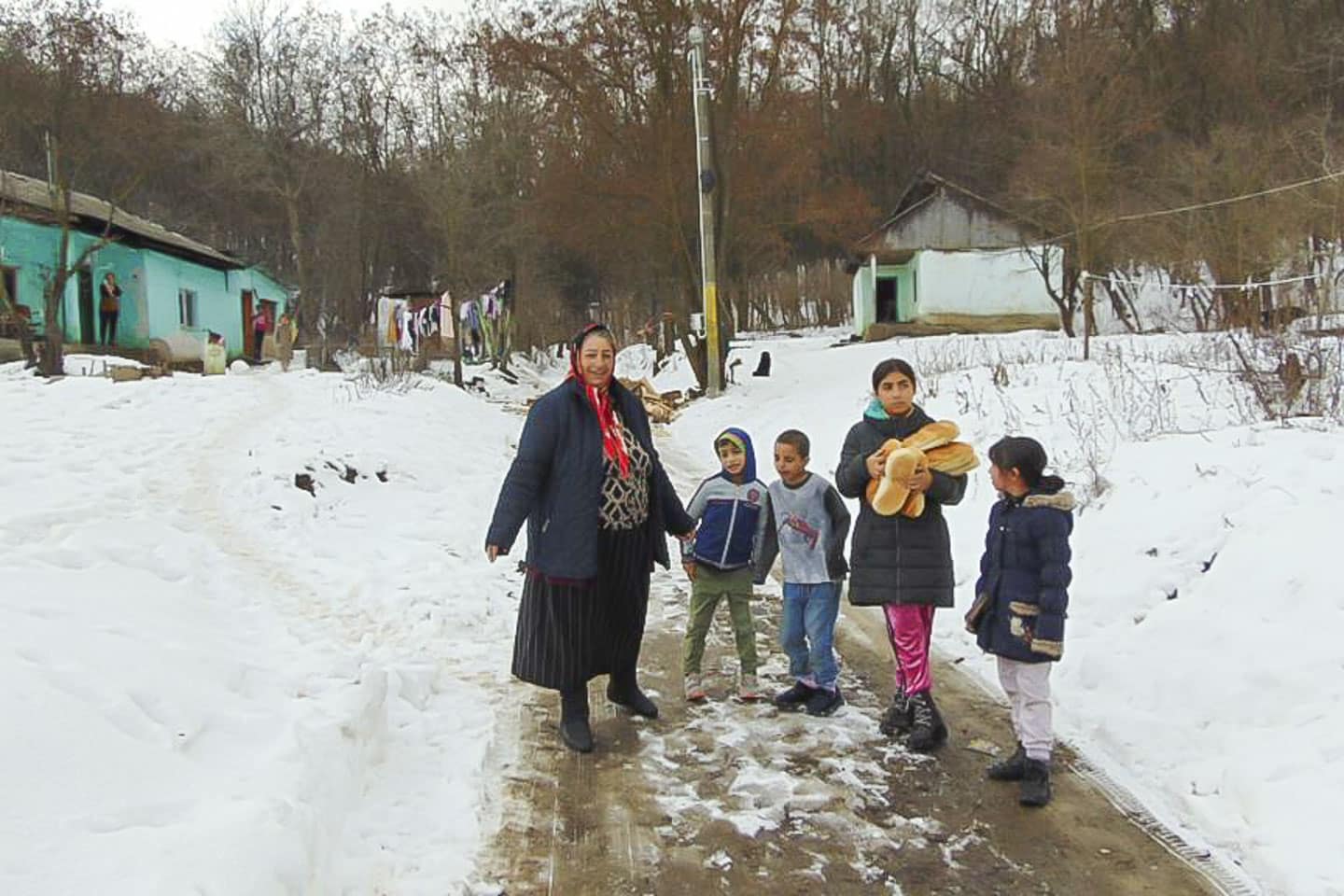 barn i valea seaca rumänien med mormor