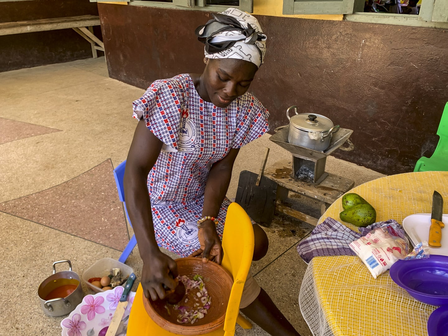 kvinna lagar mat i ghana