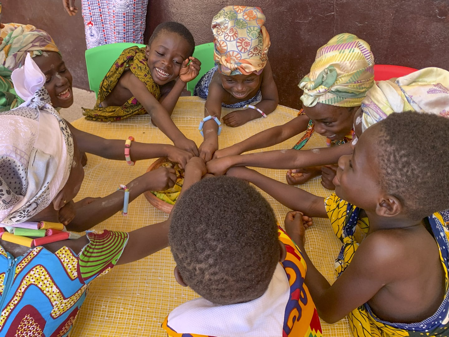 glada barn äter mat i ghana