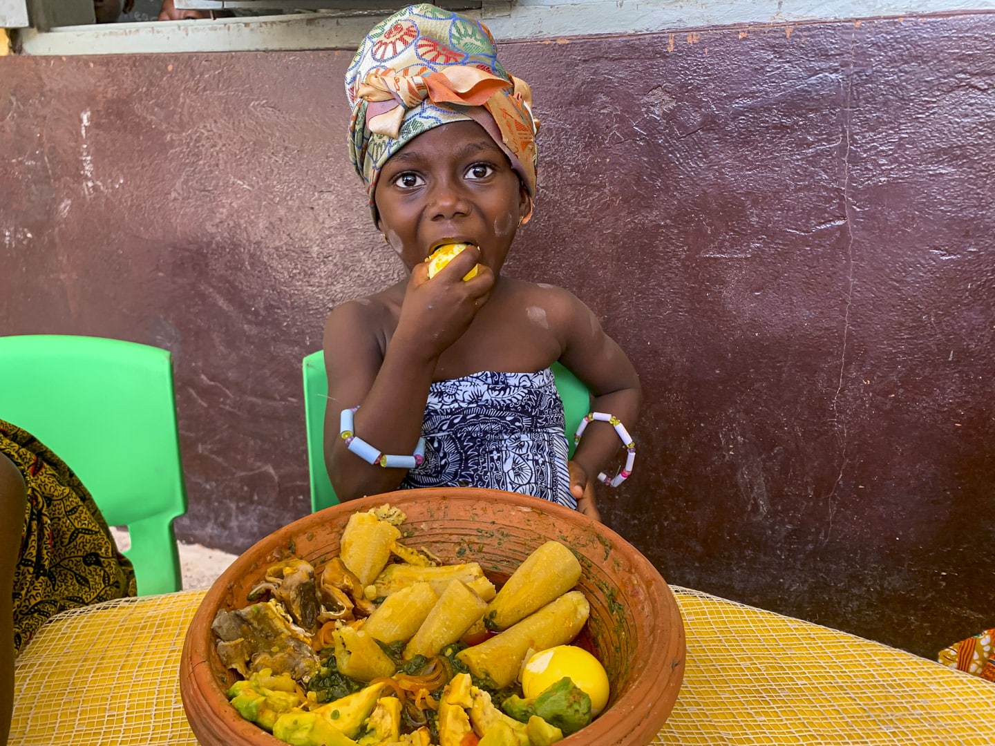 barn äter lokal mat i ghana