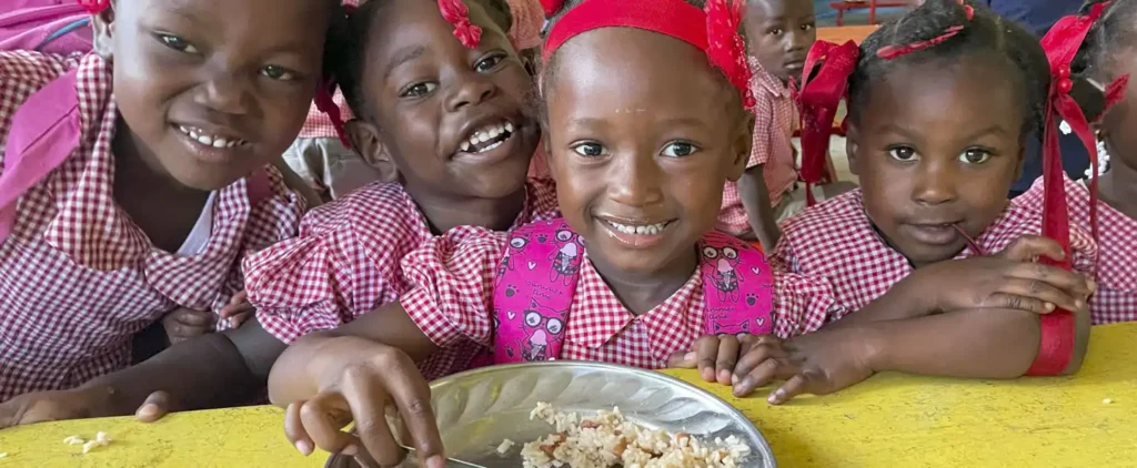 Wristbuddys - Hoppets Stjärnas senaste samarbetspartner 60 Glada barn äter lunch i Haiti.