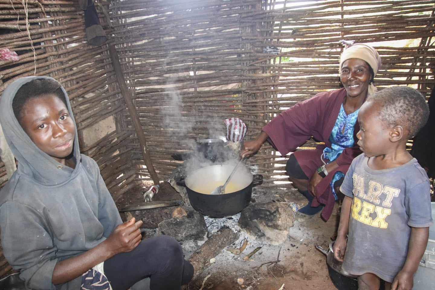 kvinna lagar mat med sina två barn