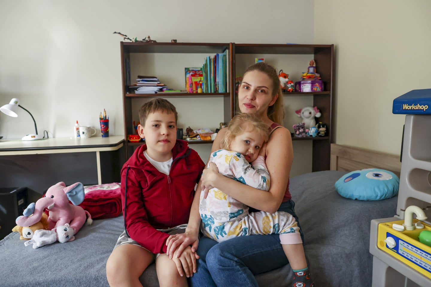 Mamma med två barn i Rumänien