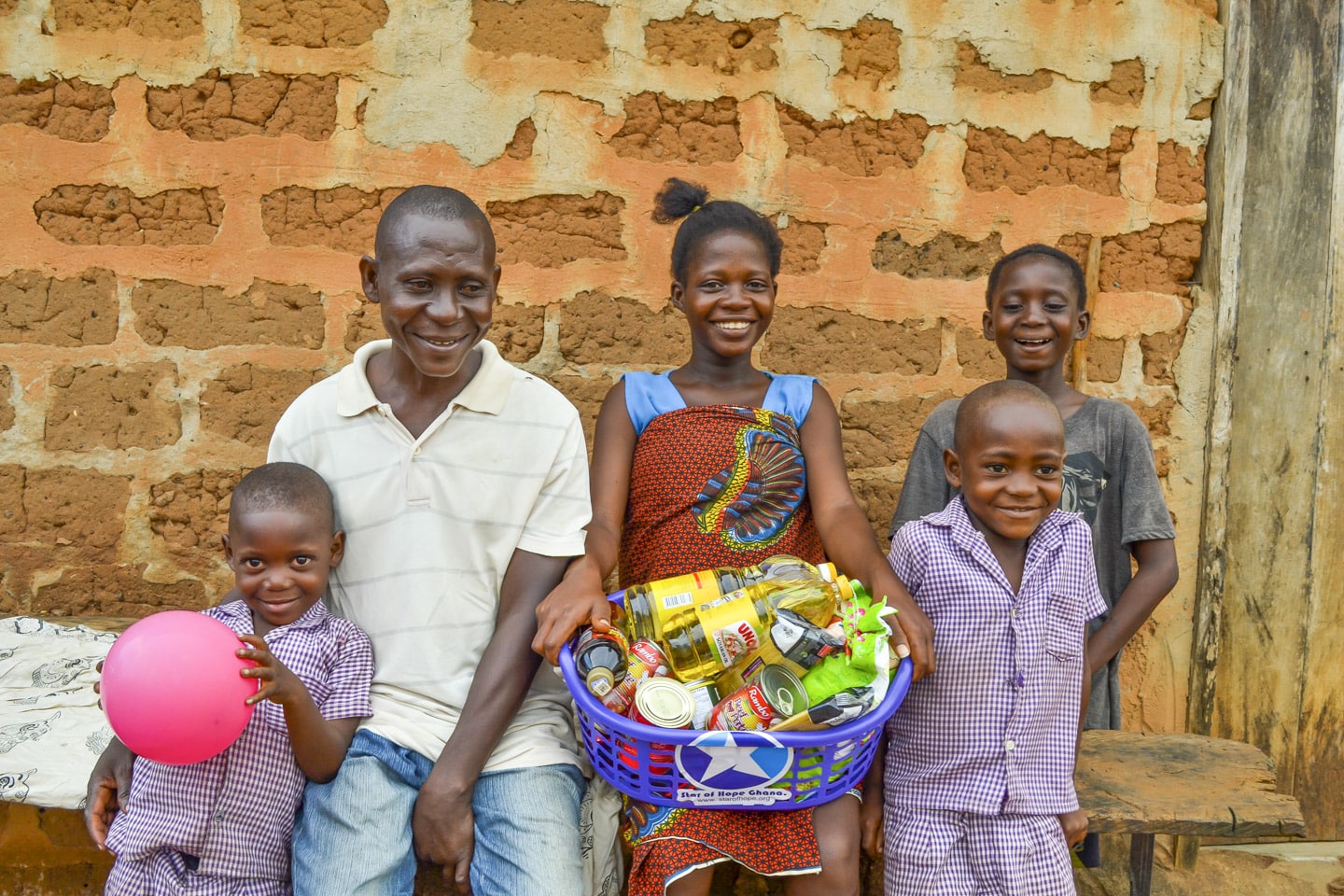 familj i ghana med julpaket