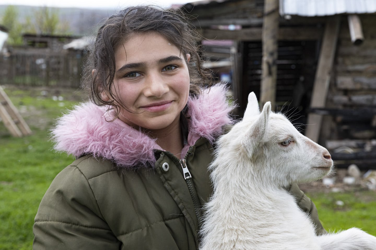 Flicka med get i Rumänien.