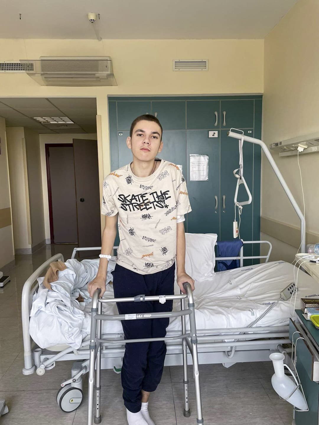 Sjuk pojke på sjukhus i Italien