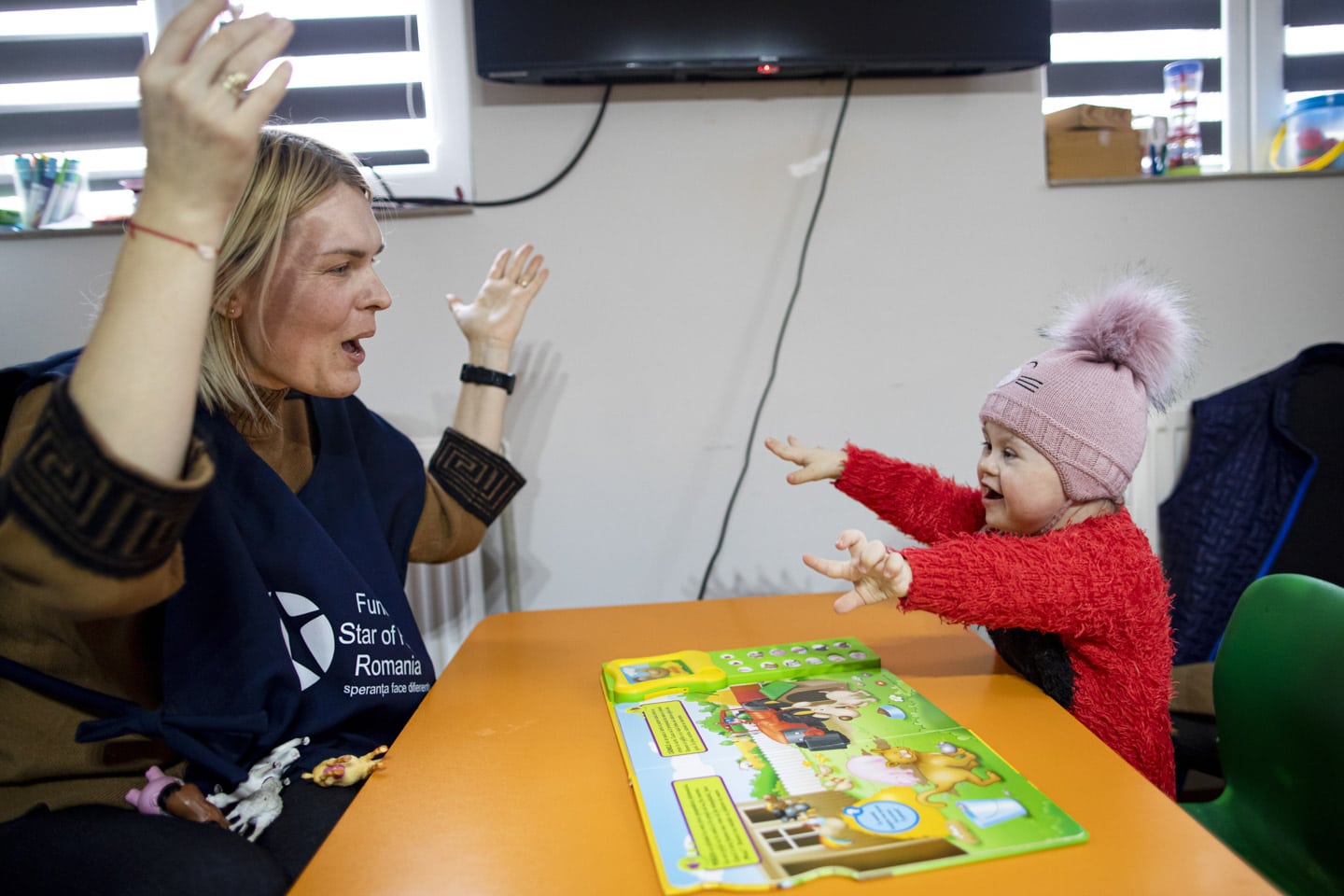 Pedagog med barn barn med funktionsnedsättning Rumänien.