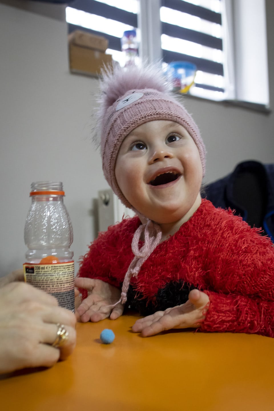 Flicka med Downs syndrom på dagcenter i Rumänien.