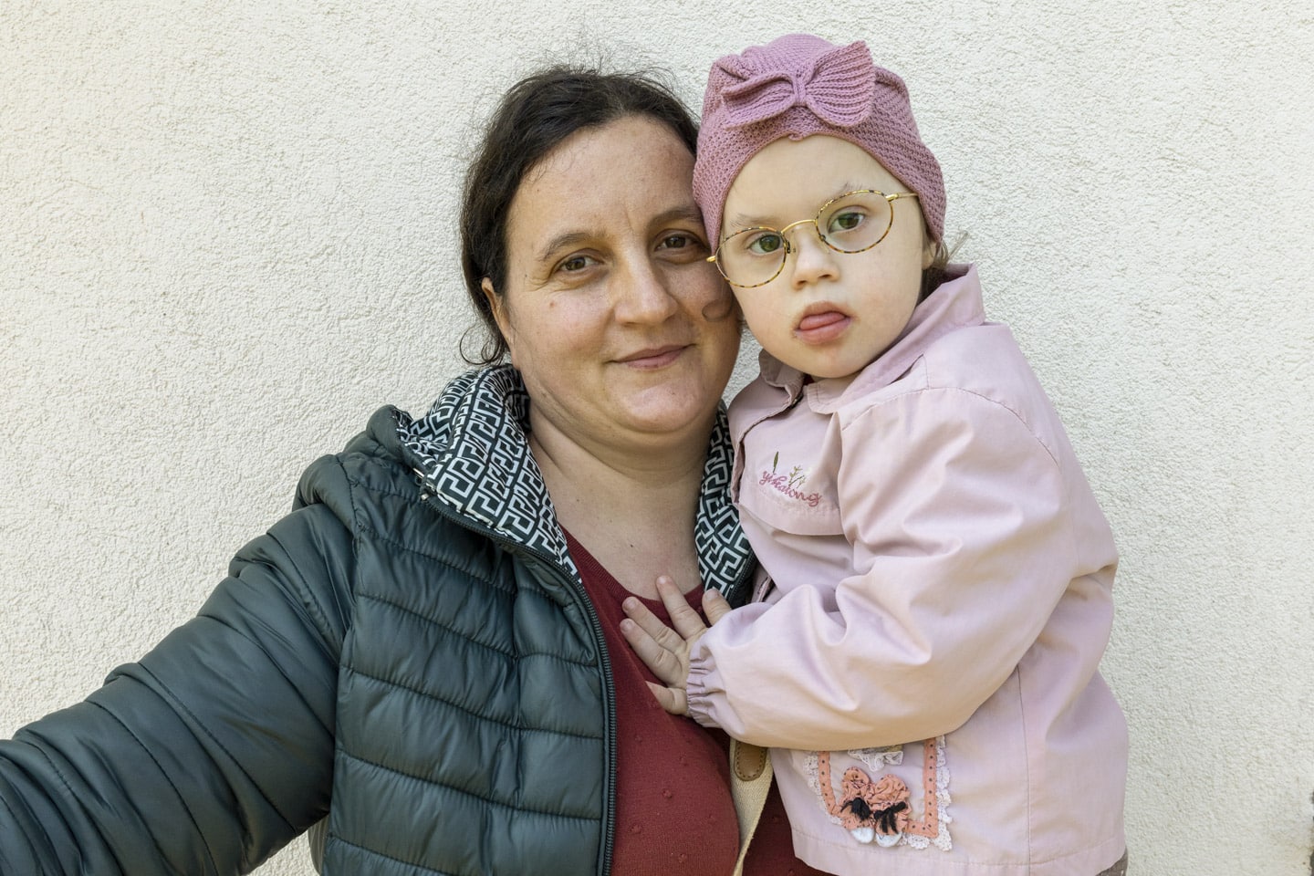 Flicka med Downs syndrom och hennes mamma.