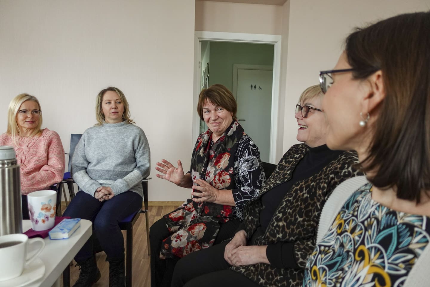 Kvinnor samtalar i stödgrupp i Lettland.