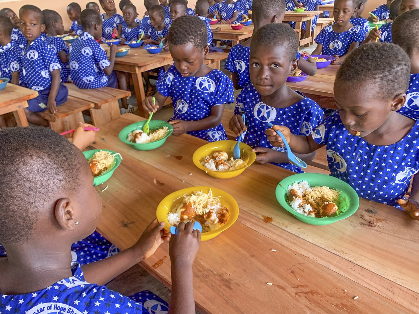 Barn i Ghana äter lunch.