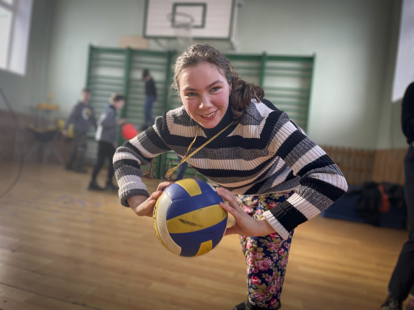 Flicka med boll i Lettland