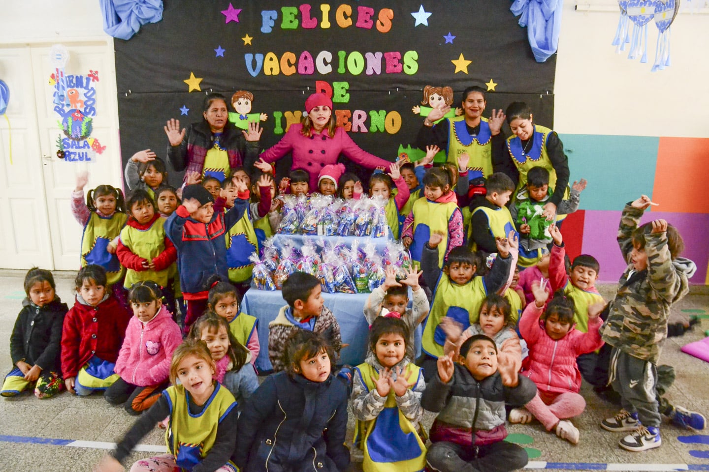 Barn och lärare på skola i Argentina.