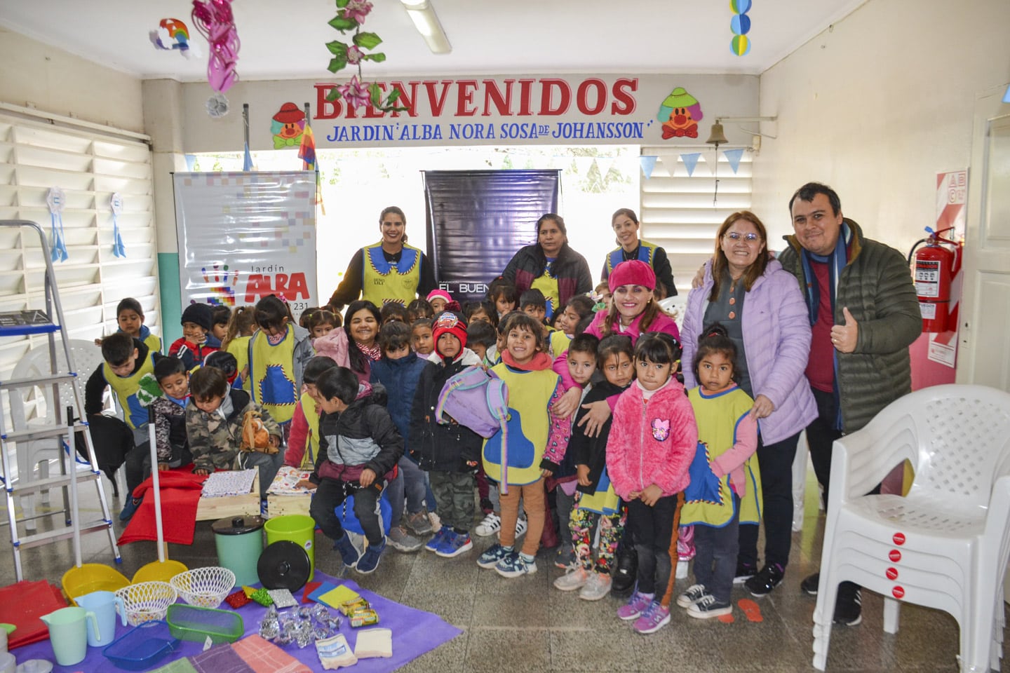 Barn och skolmaterial på skola i Argentina.