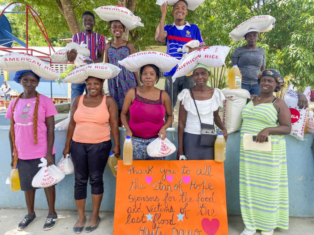 Hög tid för goda nyheter från Haiti! 32 Glada bybor i Dano, Haiti