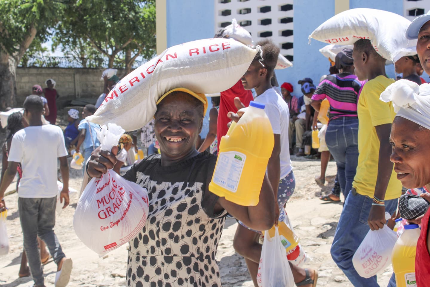 Glad mottagare av matpaket i Hesse, Haiti