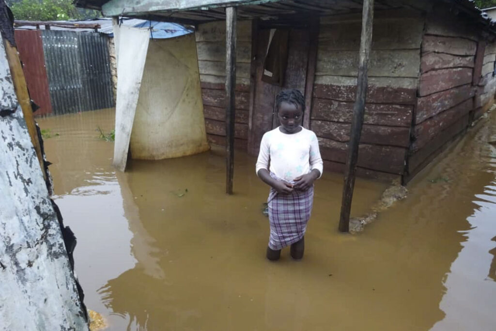 Översvämningen tog deras skolböcker 39 Flicka står i vatten i Haiti