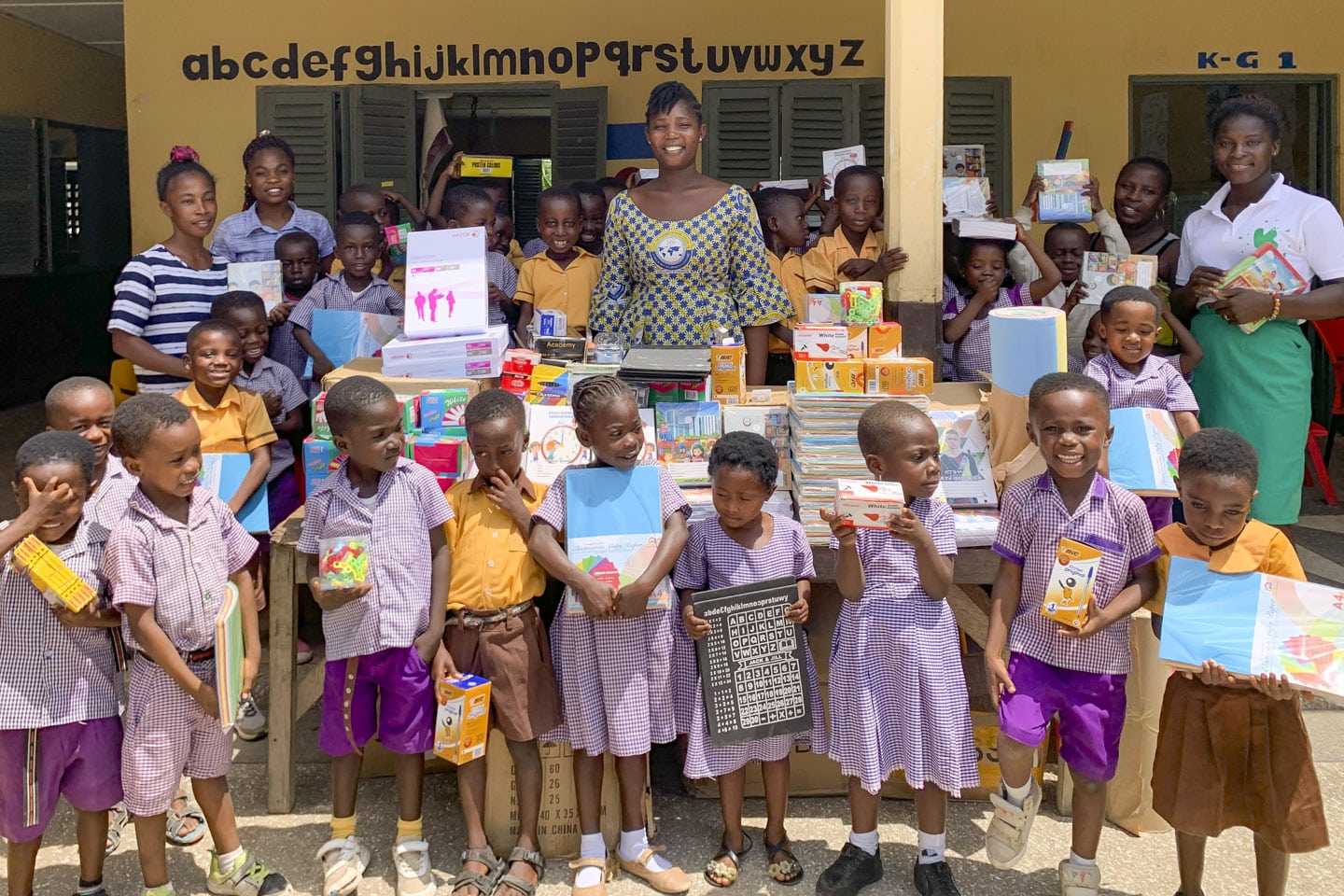 Barn med skolmaterial i Ghana