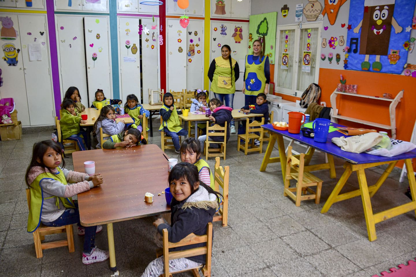 Förskola i Argentina. Barn tillsammans med lärare.