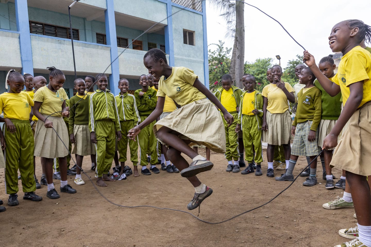 Flicka hoppar hopprep i Kenya