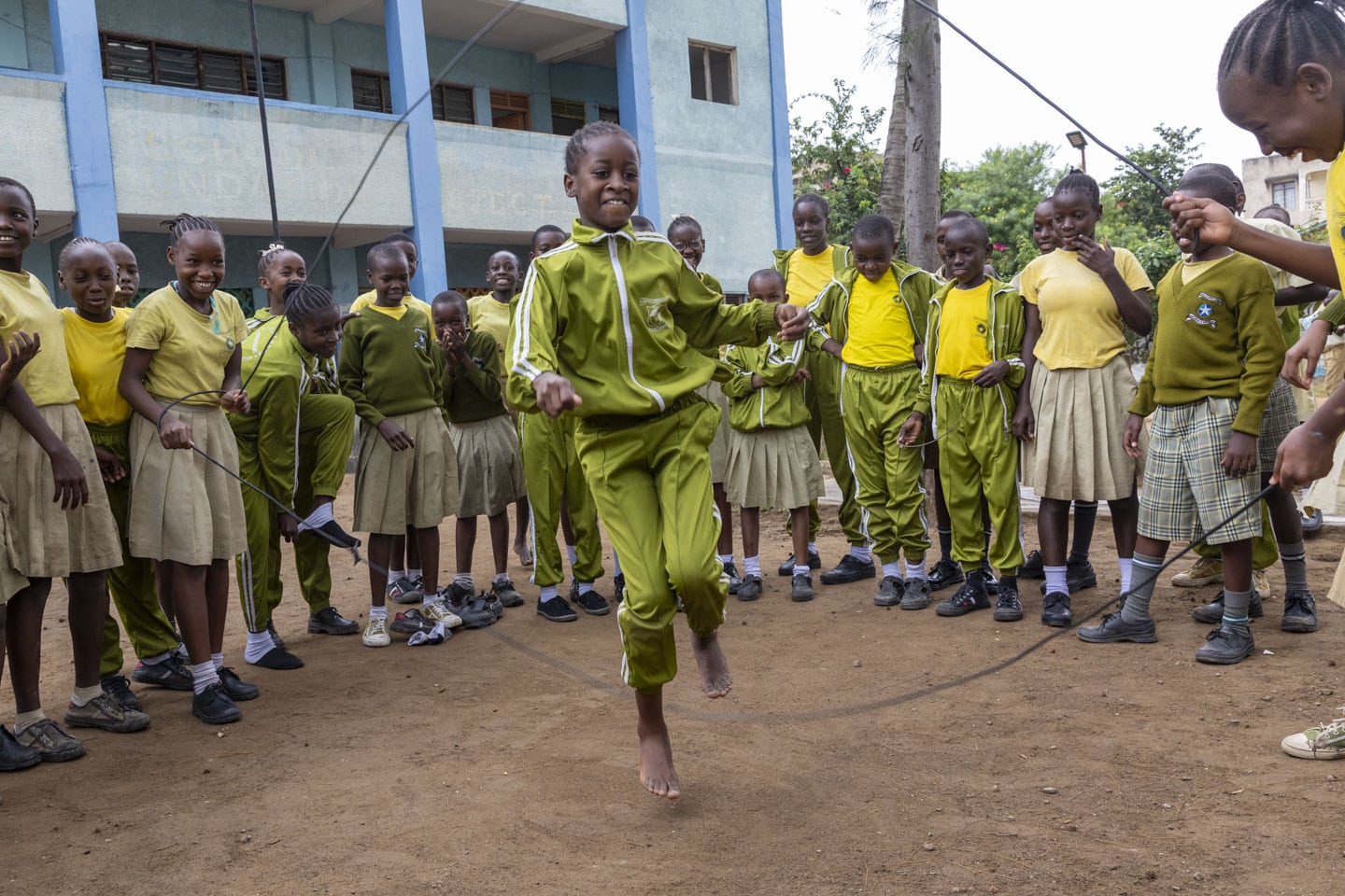 Flicka hoppar hopprep i Kenya.