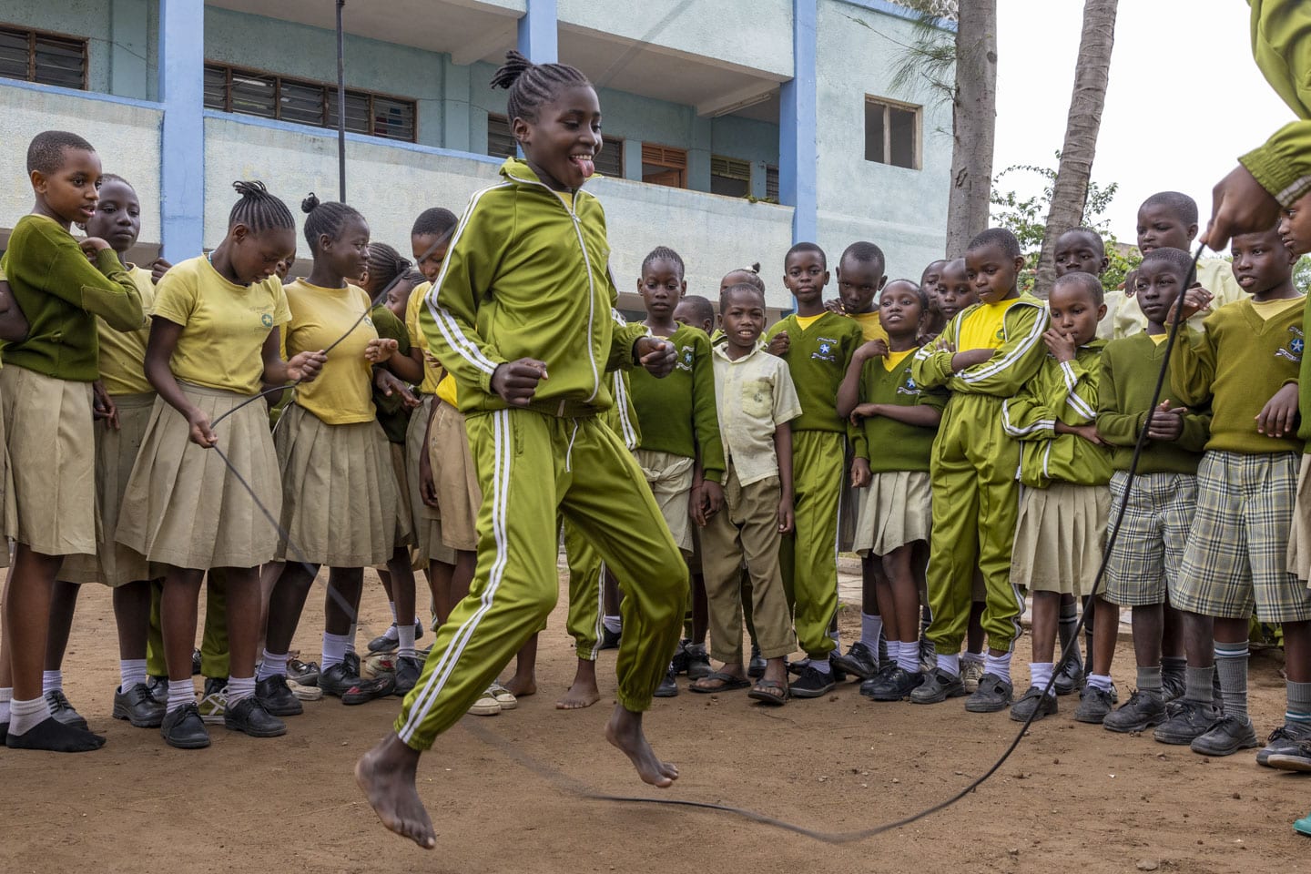 Flicka hoppar hopprep i Kenya