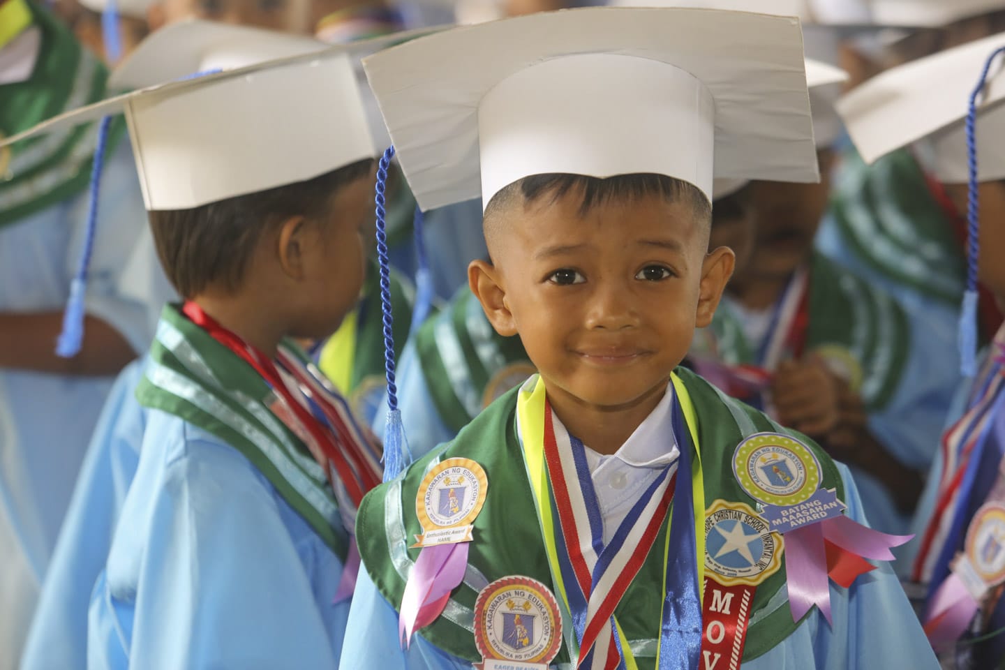 pojke i skolavslutningsdräkt i filippinerna