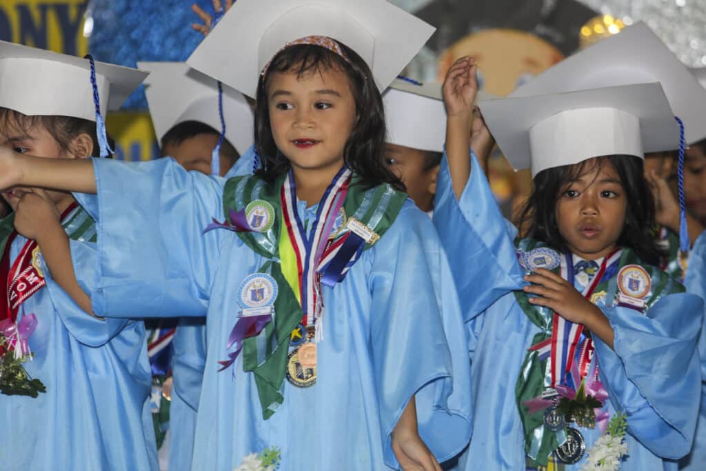 Skolavslutning & skolstart i Filippinerna 16 skolavslutning för förskola i filippinerna