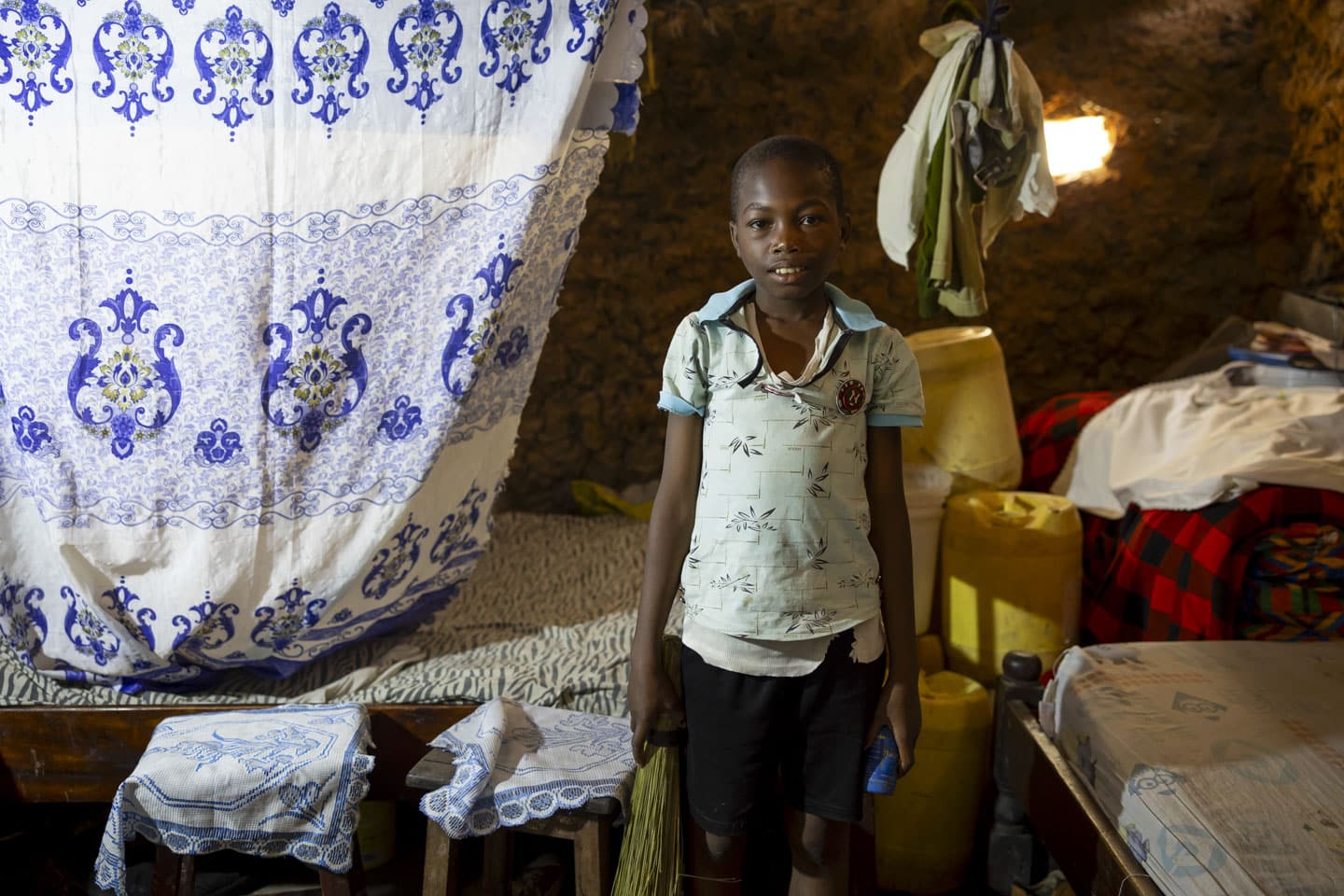 Pojke i bostad i slum i Mombasa, Kenya.