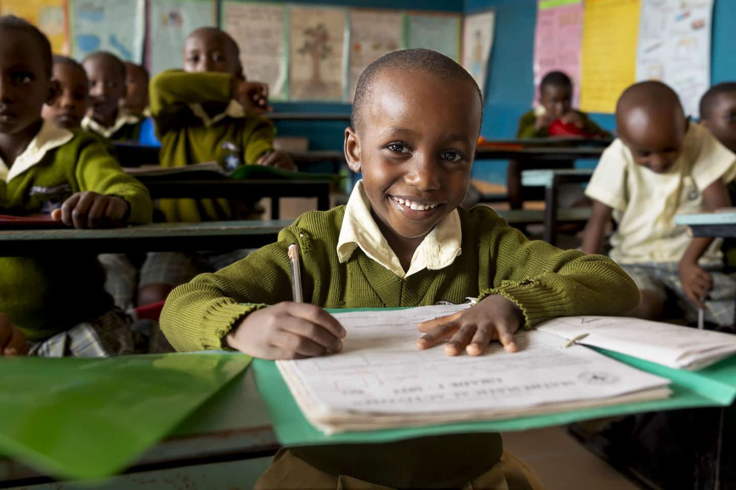 Flicka i klassrum i Kenya.
