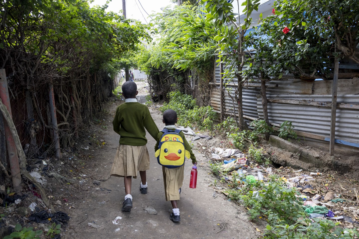 Två flickor på väg hem från skola i Mikindani, Kenya.