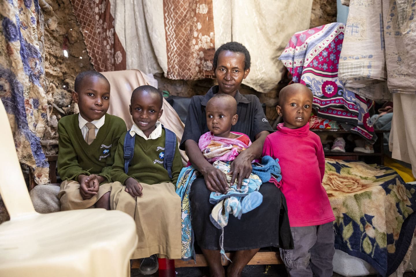 Mamma med fyra barn i bostad i slumområde i Mombasa, Kenya.